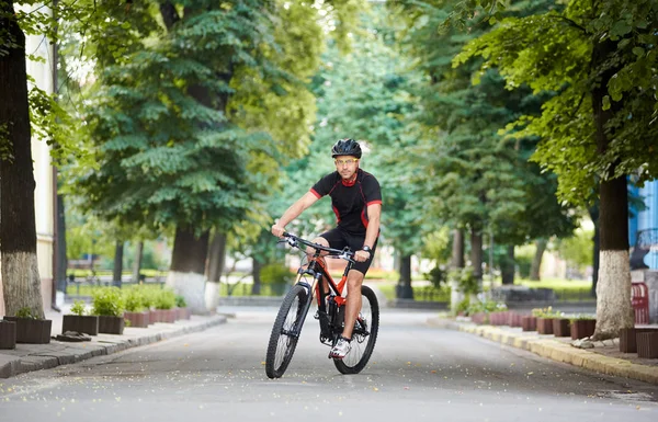 Αρσενικό Επαγγελματία Ποδηλάτη Που Φορώντας Αθλητικά Είδη Ποδηλασίας Και Προστατευτικό — Φωτογραφία Αρχείου