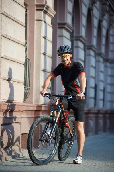 Atlético Ciclista Masculino Ciclismo Sportswear Capacete Protetor Perto Bicicleta Sorrindo — Fotografia de Stock