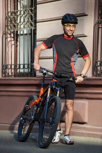 Junge Männliche Biker Fahrradkleidung Und Schutzhelm Stehen Der Nähe Des — Stockfoto
