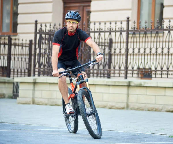 Sportler Professioneller Radsportkleidung Und Schutzhelm Der Der Nähe Schöner Gebäude — Stockfoto