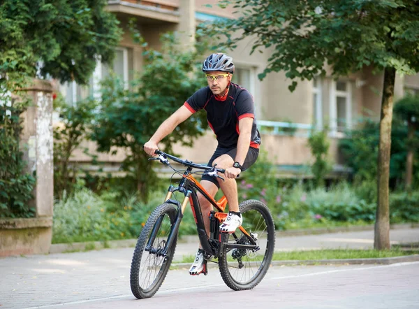 Sportler Professioneller Radbekleidung Und Helm Der Die Kamera Blickt Und — Stockfoto