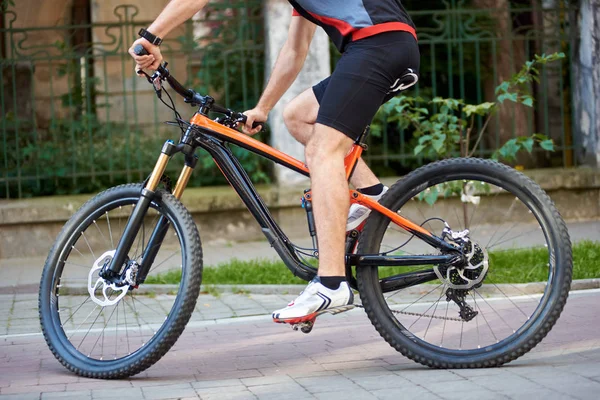 Beskär Bild Manlig Cyklist Bär Professionella Sportkläder Ridning Cykel Längs — Stockfoto