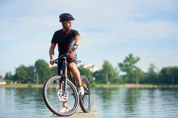 Ciclista Cara Desportivo Roupas Ciclismo Capacete Protetor Posando Perto Bicicleta — Fotografia de Stock