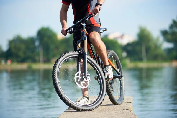 Gröda Foto Manliga Cyklist Bär Professionella Sportkläder Stående Nära Cykel — Stockfoto