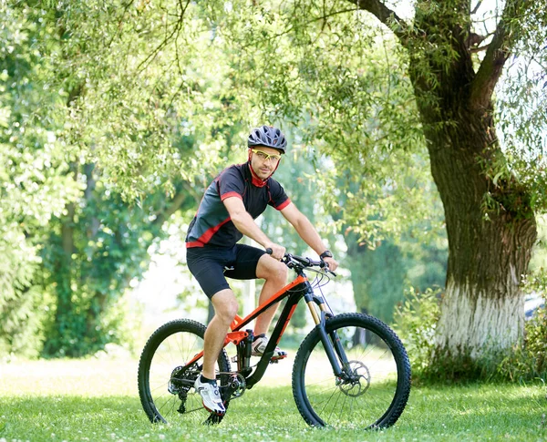 Sportieve Mannelijke Biker Fietsen Sportkleding Beschermende Kleding Rijden Fiets Langs — Stockfoto