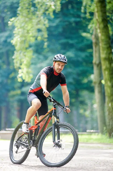 자전거 자전거 골목을 헬멧에 카메라를 스포츠맨 야외에서 자연과 라이프 스타일의 — 스톡 사진