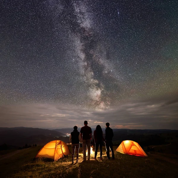 Vista Trasera Dos Jóvenes Parejas Excursionistas Tomados Mano Por Noche — Foto de Stock