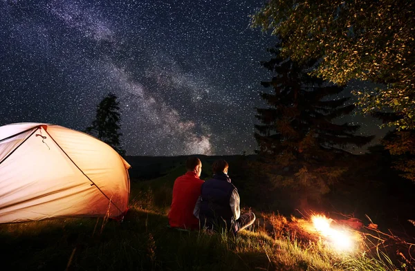 로맨틱 관광객 모닥불에 빛나는 별과은 배경에 근처에 주황색 텐트는 캠핑에서 — 스톡 사진
