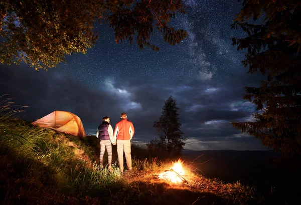 Vista Posterior Los Jóvenes Excursionistas Tomados Mano Disfrutando Del Cielo — Foto de Stock