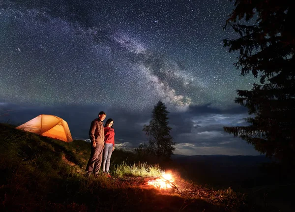 Man Vrouw Toeristen Staan Door Camping Oranje Tent Vreugdevuur Onder — Stockfoto