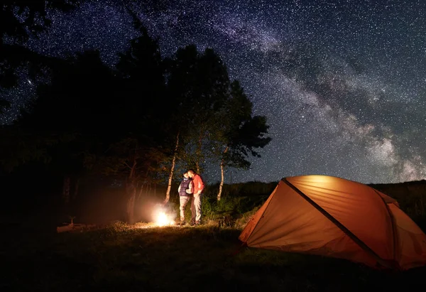 Randonneurs Randonneurs Reposent Coin Feu Camp Sous Ciel Étoilé Lumineux — Photo