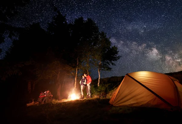 Dos Jóvenes Parejas Turistas Fogata Bajo Cielo Estrellado Brillante Cerca — Foto de Stock