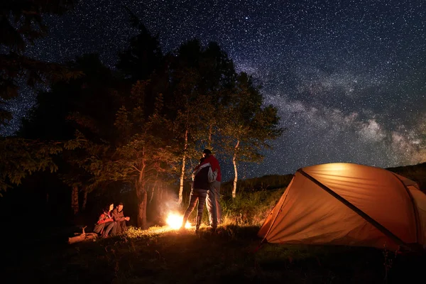 Turistas Durante Uma Noite Acampamento Torno Uma Fogueira Perto Tenda — Fotografia de Stock