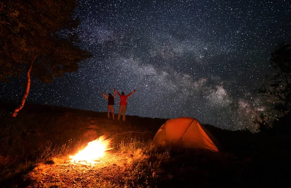 Young Couple Hikers Raised Hands Bright Starry Sky Strewn Fairy — Stock Photo, Image