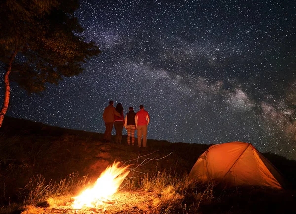 Visão Traseira Grupo Caminhantes Desfrutando Céu Estrelado Que Visível Láctea — Fotografia de Stock