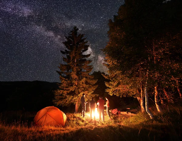 Groupe Quatre Amis Randonneurs Réchauffant Les Mains Autour Feu Camp — Photo