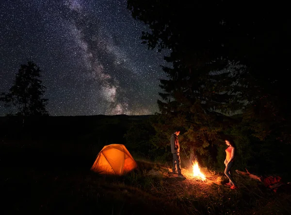 Miután Többi Tábortűz Közelében Erdőben Ragyogó Narancs Sátor Camping Hegyekben — Stock Fotó