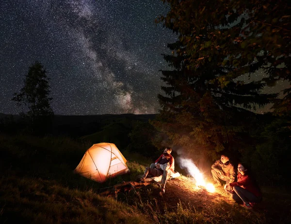 Deux Couples Feu Camp Profitant Ciel Étoilé Avec Voie Lactée — Photo