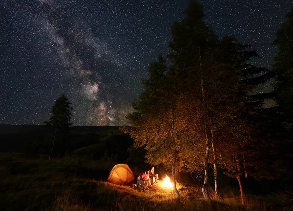 Grupo Los Turistas Descansando Junto Fogata Carpa Iluminada Anaranjada Noche — Foto de Stock