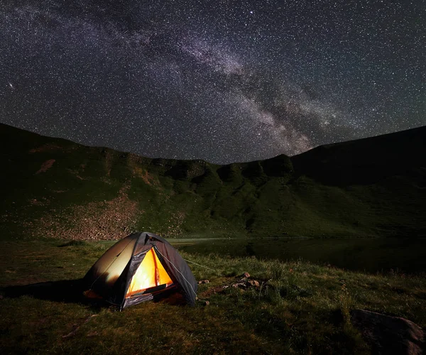 Barraca Laranja Iluminada Acampamento Noturno Nas Montanhas Perto Lago Sob — Fotografia de Stock
