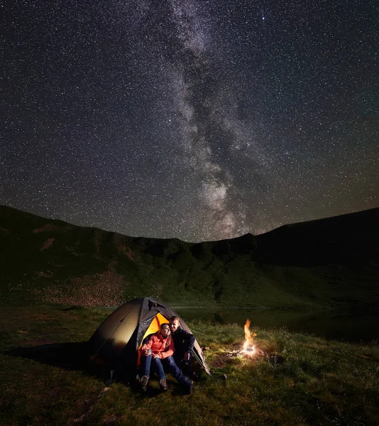 Embracing Young Pair Backpackers Having Rest Illuminated Tent Campfire Night — Stock Photo, Image