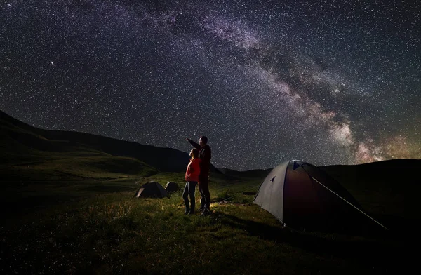 Unga Par Vandrare Som Står Nära Tält Natten Camping Stjärnklar — Stockfoto