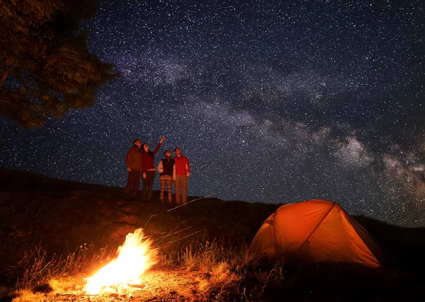 Τέσσερις Τουρίστες Πρόσωπο Κοιτάζοντας Όμορφο Ουρανό Φωτεινά Αστέρια Κατά Διάρκεια — Φωτογραφία Αρχείου