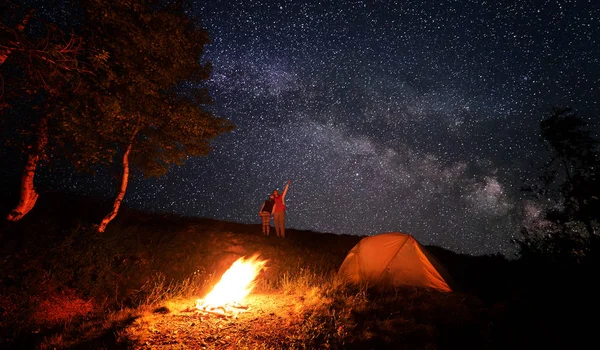 Camping Brand Och Orange Tält Den Fantastiska Stjärnhimlen Med Massa — Stockfoto