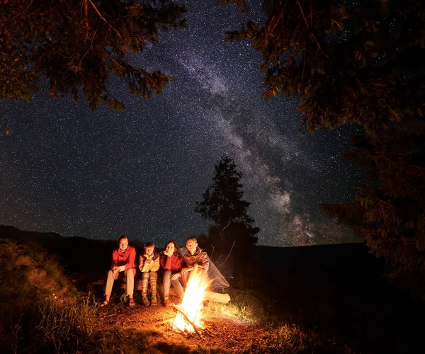Touristen Sitzen Auf Einem Baumstamm Lagerfeuer Mit Einer Großen Flamme — Stockfoto
