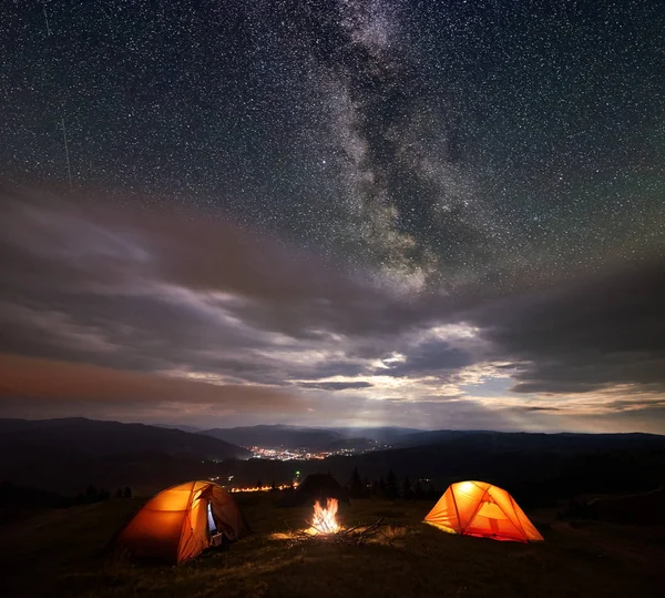 Camping Namioty Oświetlony Pomarańczowy Szczycie Góry Nocy Pod Rozgwieżdżonym Niebem — Zdjęcie stockowe