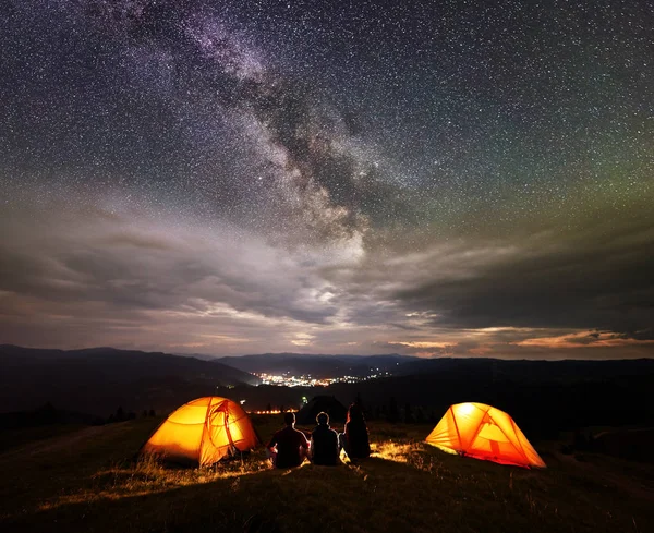 Vista Trasera Silueta Tres Turistas Que Descansan Juntos Lado Del — Foto de Stock