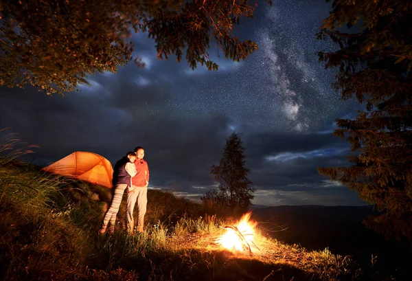 Noche Romántica Una Joven Pareja Excursionistas Las Montañas Junto Fuego — Foto de Stock