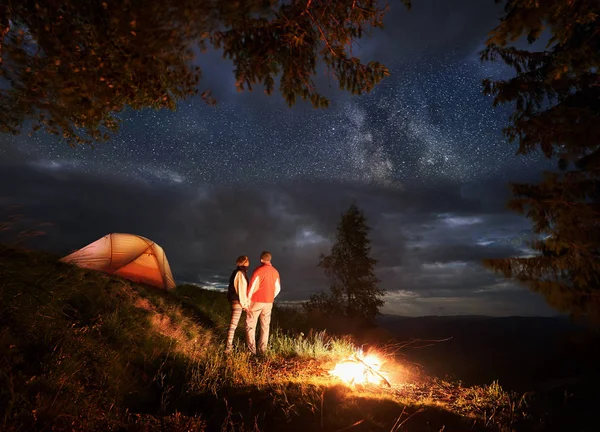 Rear View Couple Hikers Holding Hands Enjoying Night Sky Clouds — Stock Photo, Image