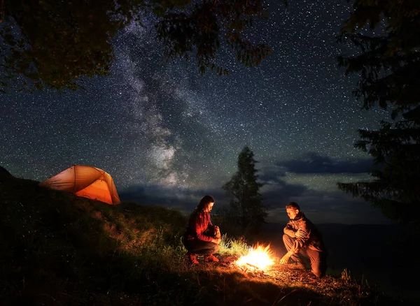 Turistas Românticos Sexo Masculino Feminino Aquecendo Torno Fogo Noite Acampar — Fotografia de Stock