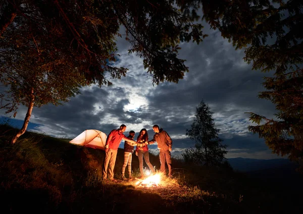사람들 오렌지 빛나는 파이어에 맥주와 아래를 산에서 캠핑의 — 스톡 사진