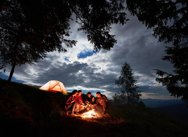 Nuit Camping Dans Les Montagnes Groupe Amis Randonneurs Reposant Autour — Photo