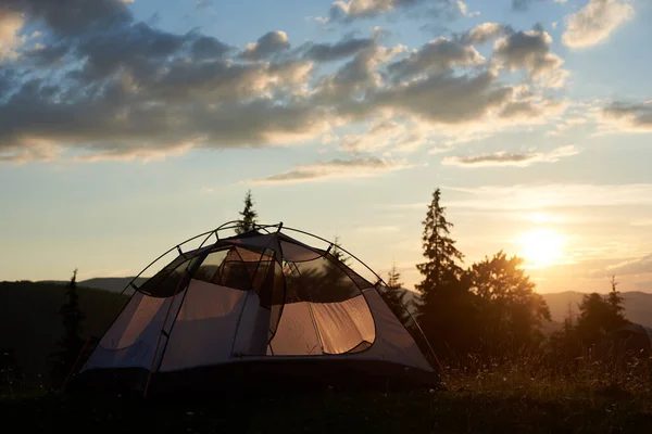 Steht Das Zelt Auf Einem Berg Der Morgendämmerung Unter Dem — Stockfoto