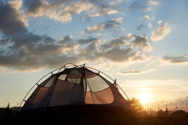 Camping Daybreak Tent Stands Blue Sky Clouds Rays Evening Sunlight — Stock Photo, Image