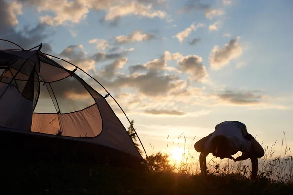 Menino Está Praticando Ioga Topo Montanha Perto Uma Tenda Amanhecer — Fotografia de Stock