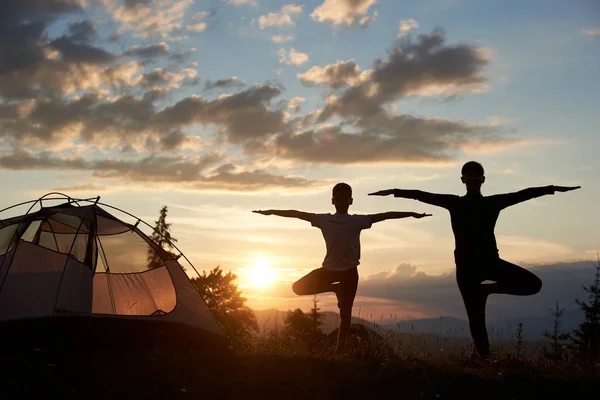 Silhueta Mulher Menino Uma Pose Ioga Pôr Sol Perto Acampamento — Fotografia de Stock