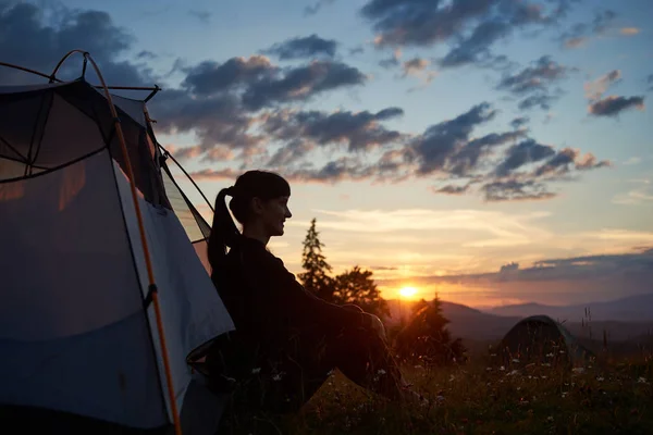 Mochileiro Fêmea Feliz Sentado Acampamento Topo Montanha Apreciando Pôr Sol — Fotografia de Stock