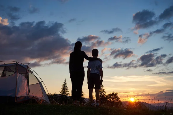 Visão Traseira Mãe Abraça Seu Filho Perto Tenda Topo Montanha — Fotografia de Stock