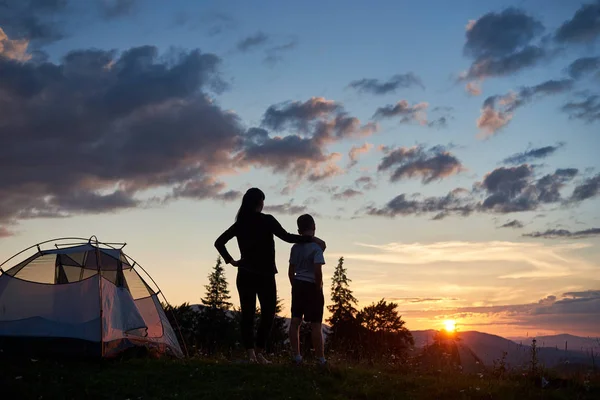 Visão Traseira Silhueta Mãe Caminhante Abraçando Seu Filho Acampamento Topo — Fotografia de Stock