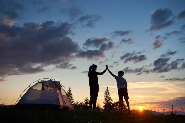 Família Feliz Pôr Sol Perto Acampamento Mãe Filho Caminhantes Dar — Fotografia de Stock