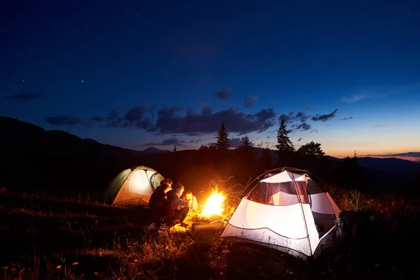 Família Mochileiros Mãe Pai Duas Crianças Tendo Descanso Acampamento Montanhas — Fotografia de Stock