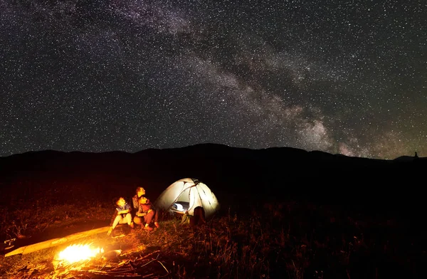 Padre Dos Hijos Excursionistas Descansando Acampar Las Montañas Sentados Tronco —  Fotos de Stock