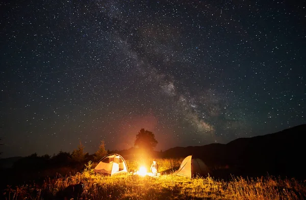 Kobieta Turystycznych Odpoczynku Nocy Camping Górach Niesamowite Piękne Niebo Gwiaździste — Zdjęcie stockowe