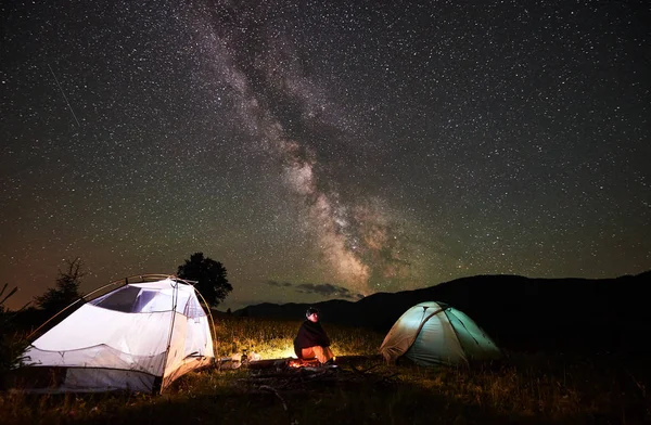 Gärna Kvinnliga Resenären Njuter Otroligt Vacker Stjärnhimmel Och Vintergatan Natten — Stockfoto