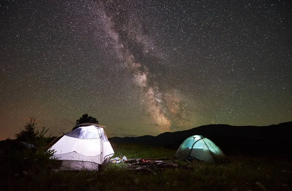 Две Освещаемые Туристические Палатки Ночью Невероятно Красивым Звездным Небом Млечным — стоковое фото