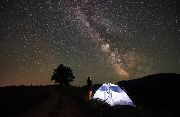 Aktywna Kobieta Wycieczkowicz Odpoczynku Nocy Camping Górach Niesamowite Nocne Niebo — Zdjęcie stockowe